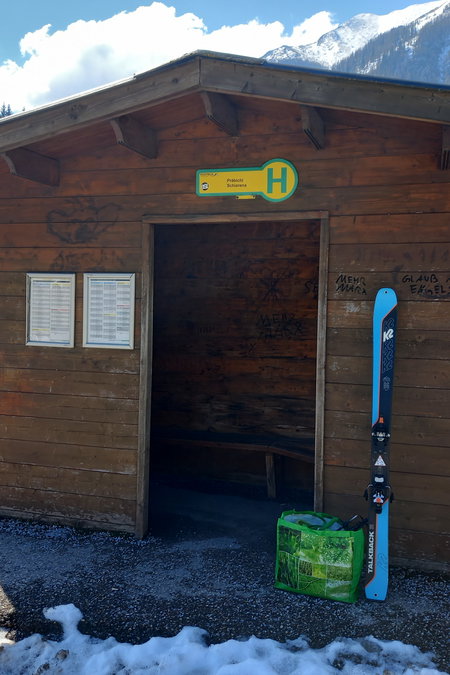 Start der Tour bei der Skiarena am Präbichl; Skitransport im Bus. Fotos: Martina Friesenbichler