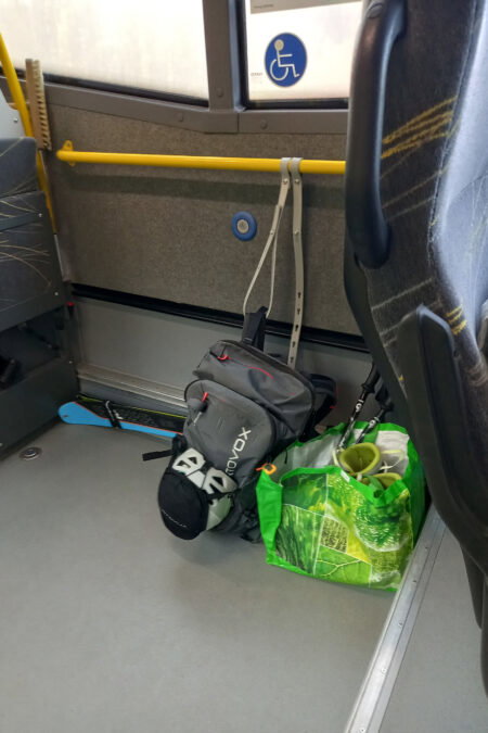 Start der Tour bei der Skiarena am Präbichl; Skitransport im Bus. Fotos: Martina Friesenbichler