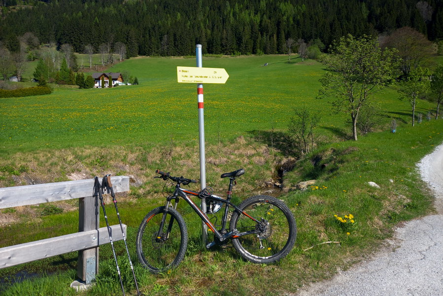 Radparkplatz beim Einstieg in den Wanderweg. Foto: Martina Friesenbichler