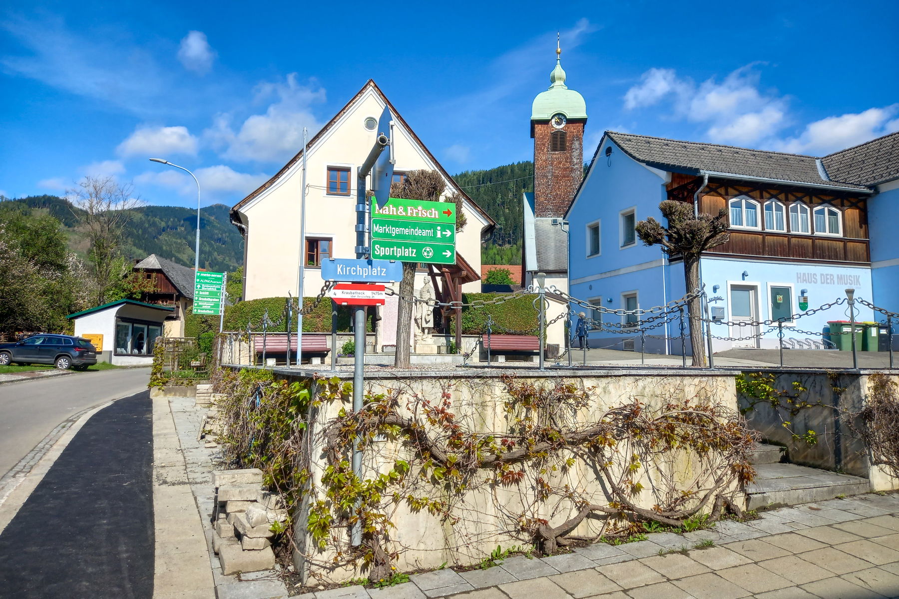 Im Ort der erste Wegweiser (Wanderweg Nr. 4). Foto: Martina Friesenbichler