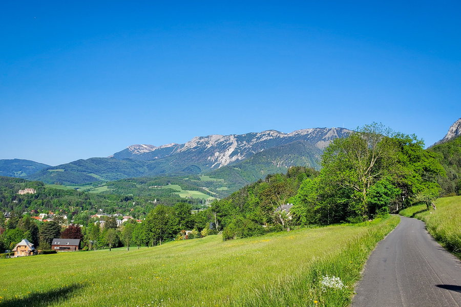 Der erste Blick Richtung Rax in Schneedörfl und das schon auf dem ersten Kilometer der Tour am Weg zum Naturfreundehaus Knofeleben. Foto: Linda Prähauser