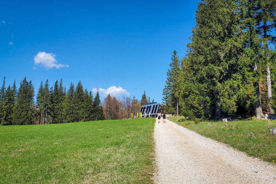 Auf der Knofeleben angekommen mit dem Naturfreundehaus im Hintergrund. Foto: Linda Prähauser