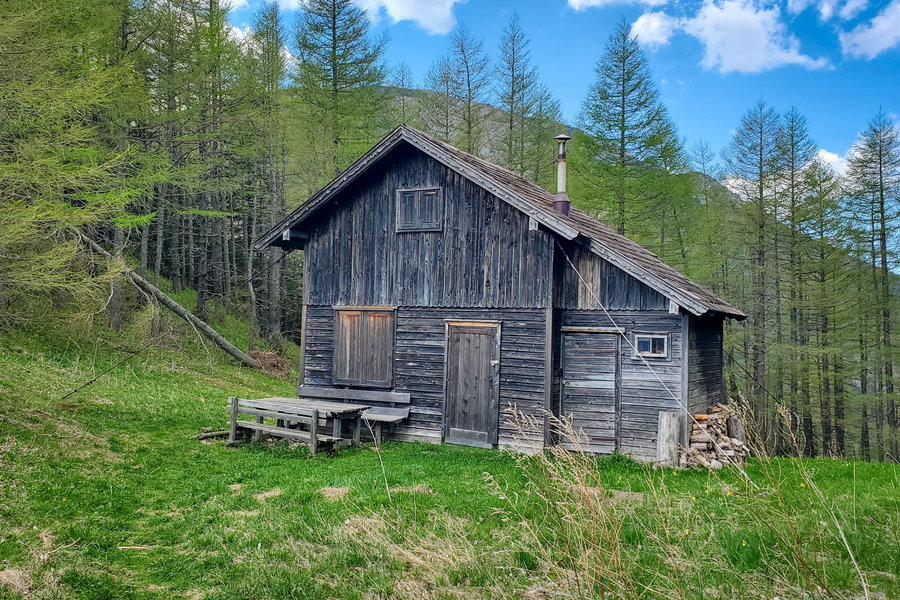 Eine Holzhütte wie aus dem Bilderbuch – hier geht es links vorbei und bergab nach Schneebergdörfl. Foto: Linda Prähauser