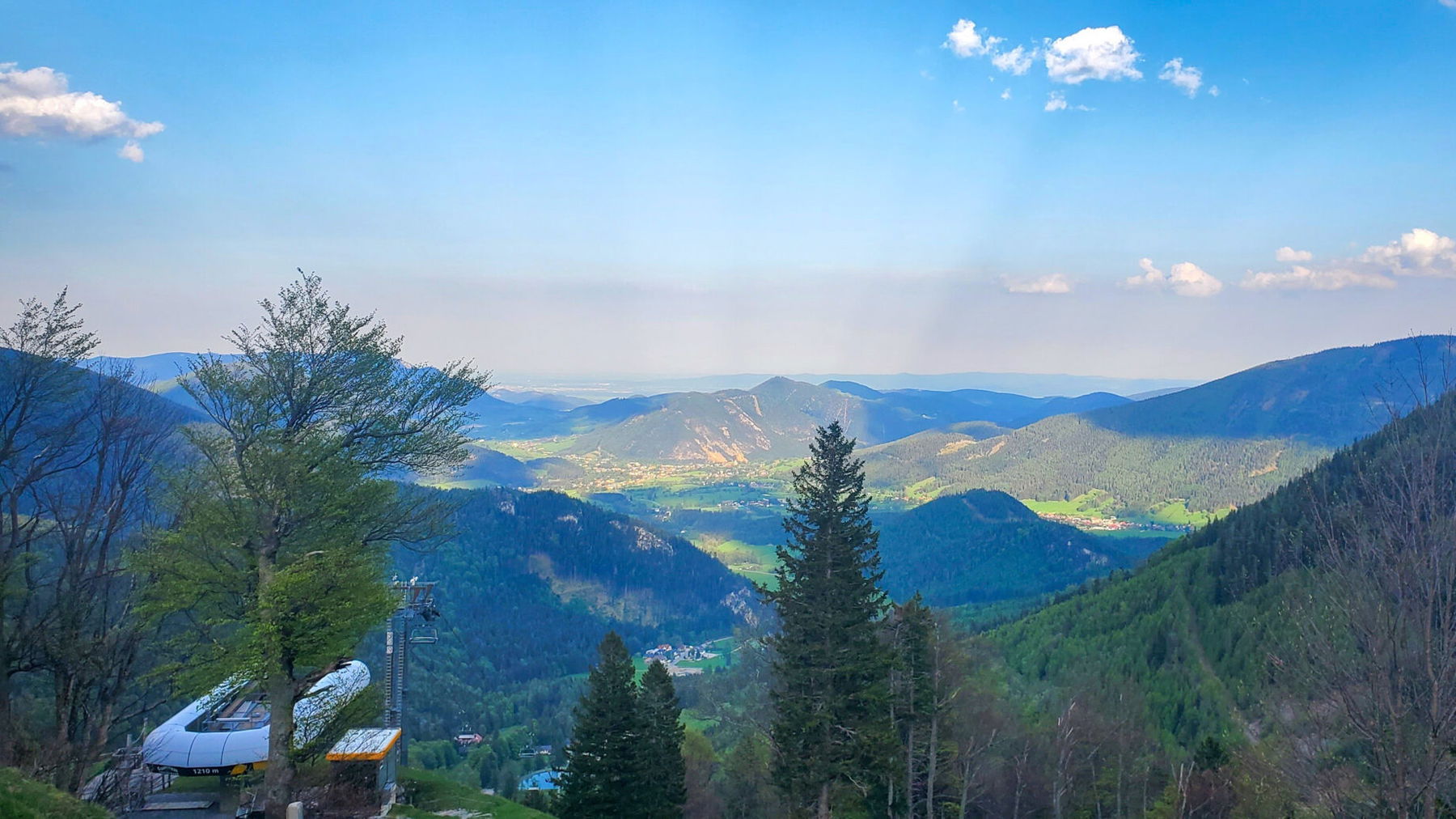 Auf der Edelweißhütte angekommen genieße ich den Blick Richtung Puchberg am Schneeberg und lasse mir mein Abendessen schmecken. Foto: Linda Prähauser