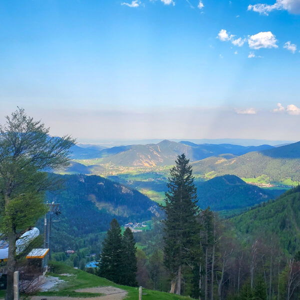 Auf der Edelweißhütte angekommen genieße ich den Blick Richtung Puchberg am Schneeberg und lasse mir mein Abendessen schmecken. Foto: Linda Prähauser