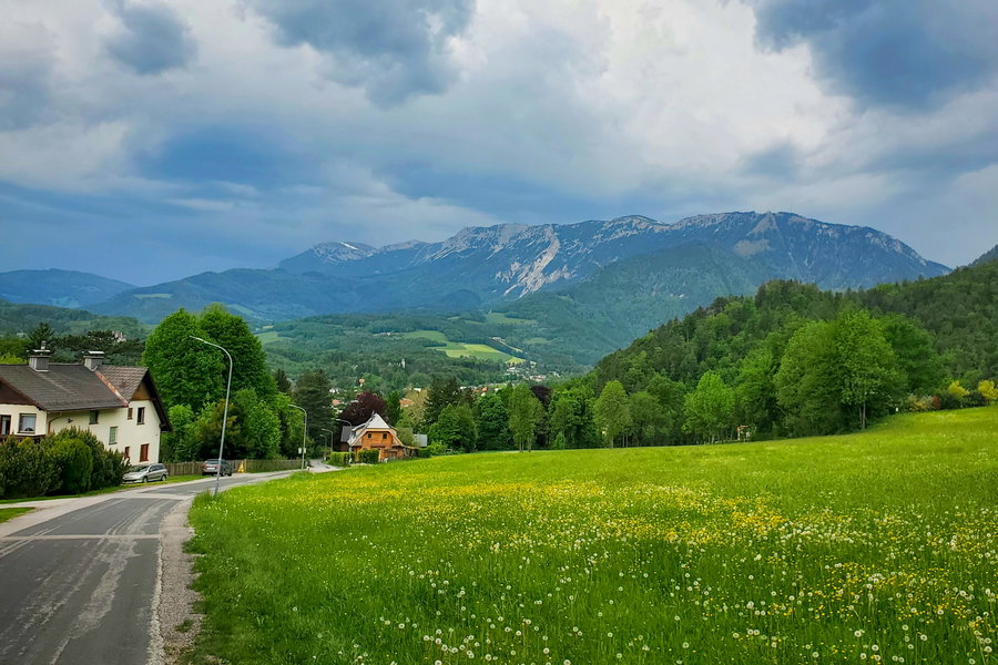 Mit diesem Foto, welches fast den gleichen Ausschnitt zeigt wie das erste Bild im Beitrag, schließe ich den Kreis meiner Wanderung um den Schneeberg. Vor etwa 30 Stunden habe ich den Blick mit der Sonne im Gesicht genossen, jetzt laufe ich dem Gewitter weg und zum Zug am Bahnhof Payerbach-Reichenau. Foto: Linda Prähauser