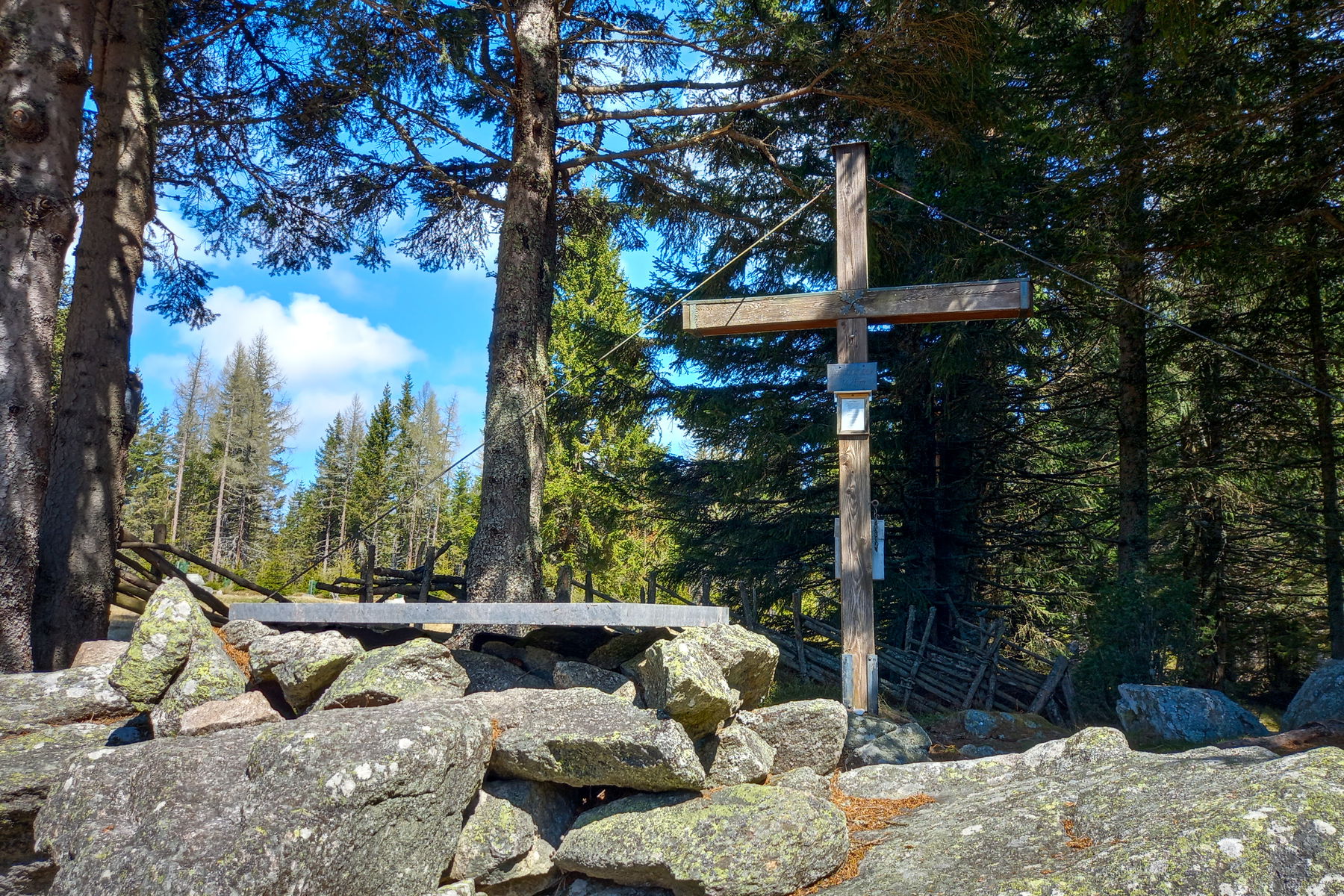 Gipfel erreicht. Am 15. August (Maria Himmelfahrt) findet hier immer eine Bergmesse mit Almfrühstück statt. Foto: Martina Friesenbichler