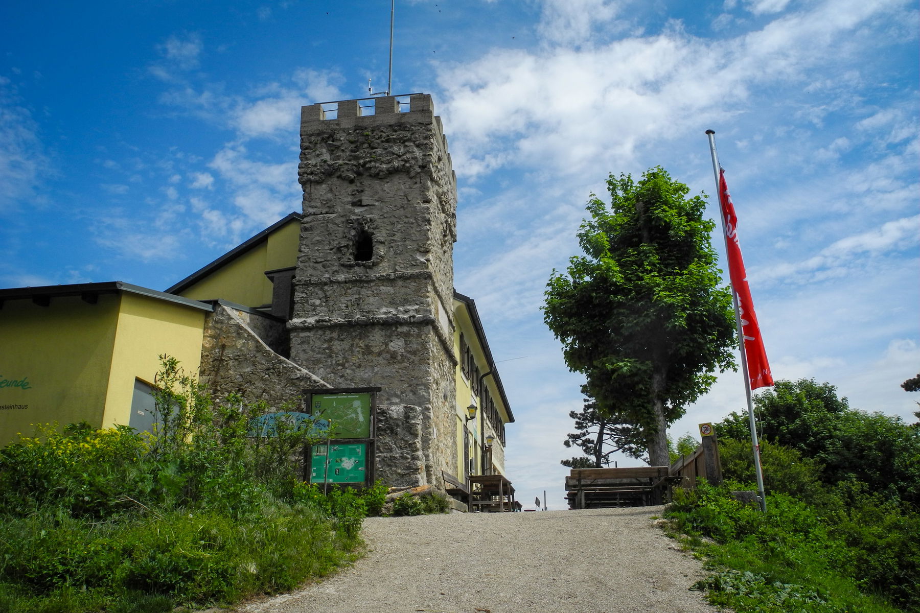 Höllensteinhaus mit Aussichtswarte. Foto: Barbara Wanzenböck