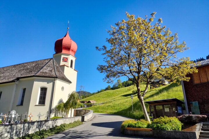 In Bludenz gibt’s noch ein gutes Frühstück beim Bahnhofs-Bäck – die Wanderung beginnt bei der Kirche in Marul. Fotos: Manfred Hinteregger
