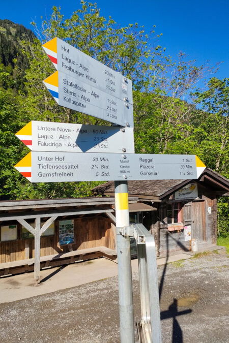 Tafeln am Ausgangspunkt in Marul, unten am Lasanggabach gibt’s einen schönen Wasserfall zu bewundern. Fotos: Manfred Hinteregger