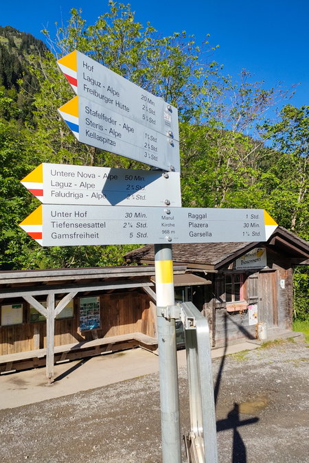 Tafeln am Ausgangspunkt in Marul, unten am Lasanggabach gibt’s einen schönen Wasserfall zu bewundern. Fotos: Manfred Hinteregger