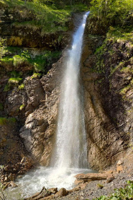 Tafeln am Ausgangspunkt in Marul, unten am Lasanggabach gibt’s einen schönen Wasserfall zu bewundern. Fotos: Manfred Hinteregger