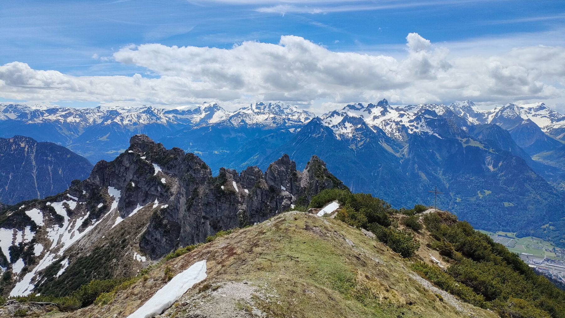 Prachtpanorama vom Breithorn: gegenüber der Rätikon, nach Westen der Walgau und das Rheintal, rechts im Hintergrund das Alpsteingebirge (CH). Fotos: Manfred Hinteregger 