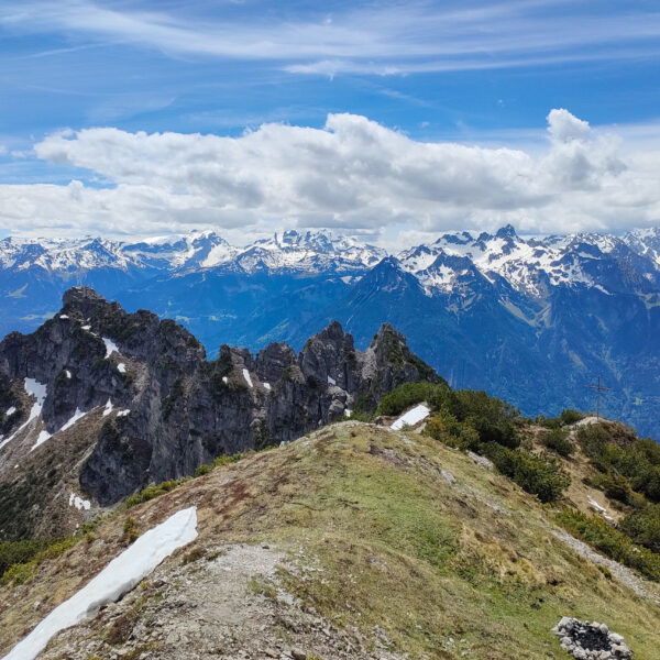 Prachtpanorama vom Breithorn: gegenüber der Rätikon, nach Westen der Walgau und das Rheintal, rechts im Hintergrund das Alpsteingebirge (CH). Fotos: Manfred Hinteregger 