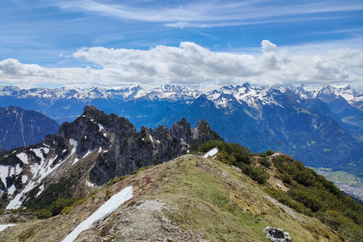 Prachtpanorama vom Breithorn: gegenüber der Rätikon, nach Westen der Walgau und das Rheintal, rechts im Hintergrund das Alpsteingebirge (CH). Fotos: Manfred Hinteregger