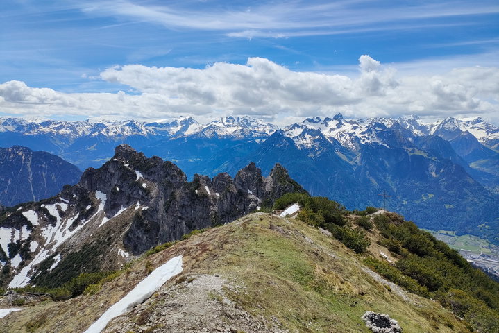 Prachtpanorama vom Breithorn: gegenüber der Rätikon, nach Westen der Walgau und das Rheintal, rechts im Hintergrund das Alpsteingebirge (CH). Fotos: Manfred Hinteregger 