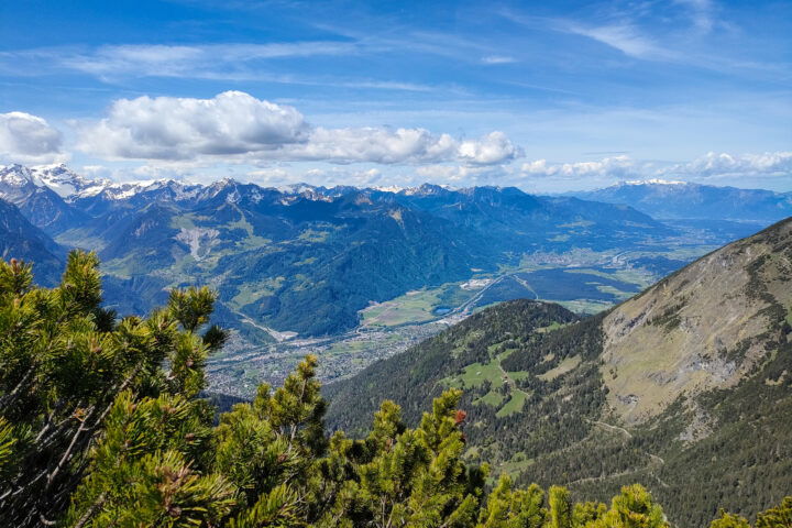 Prachtpanorama vom Breithorn: gegenüber der Rätikon, nach Westen der Walgau und das Rheintal, rechts im Hintergrund das Alpsteingebirge (CH). Fotos: Manfred Hinteregger