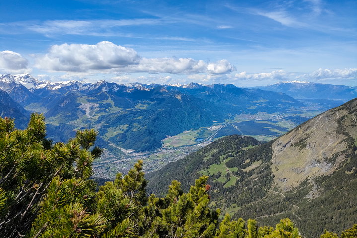 Prachtpanorama vom Breithorn: gegenüber der Rätikon, nach Westen der Walgau und das Rheintal, rechts im Hintergrund das Alpsteingebirge (CH). Fotos: Manfred Hinteregger 