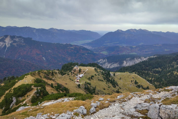 Blick von der Signalkuppe auf Neue (links) und Alte (rechts) Meilerhütte. Foto: Simon Widy