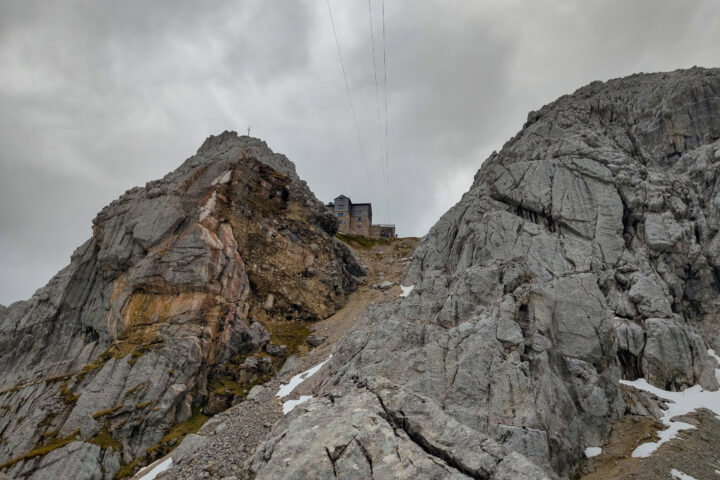 Blick von der Signalkuppe auf Neue (links) und Alte (rechts) Meilerhütte. Foto: Simon Widy