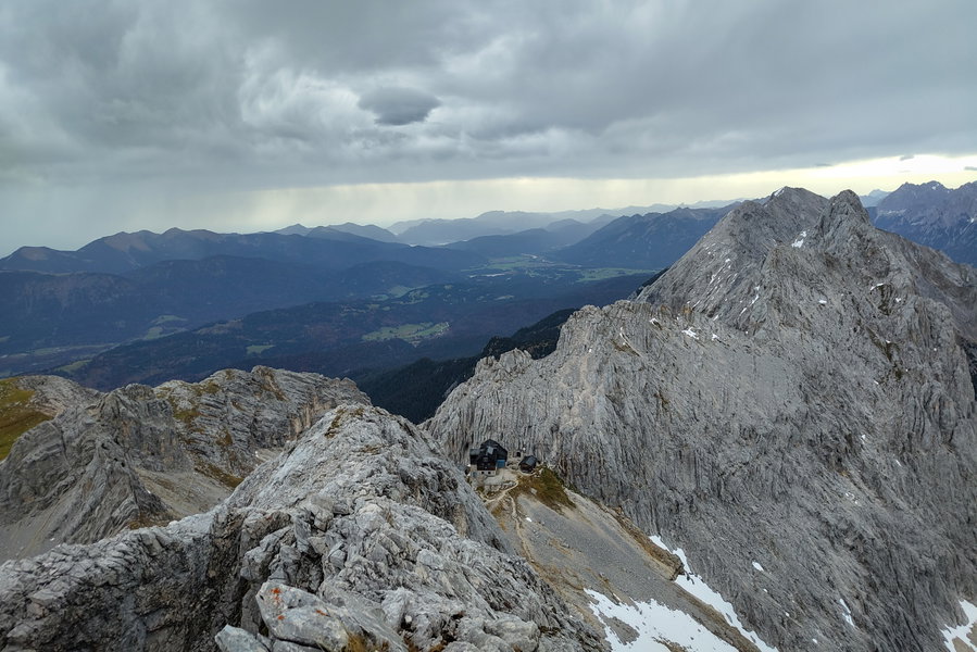 Blick von der Signalkuppe auf Neue (links) und Alte (rechts) Meilerhütte. Foto: Simon Widy