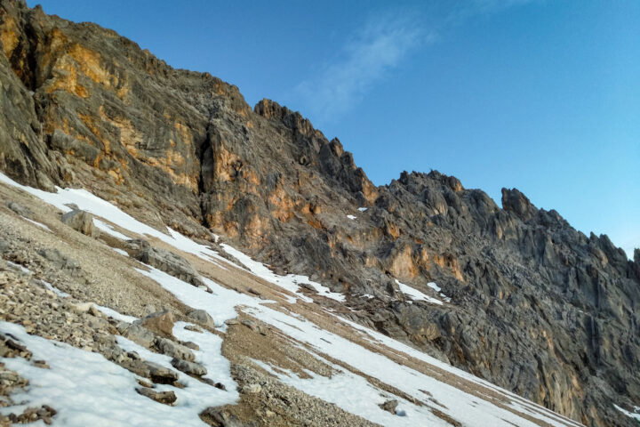 Morgendämmerung beim Zustieg. Fotos: Simon Widy