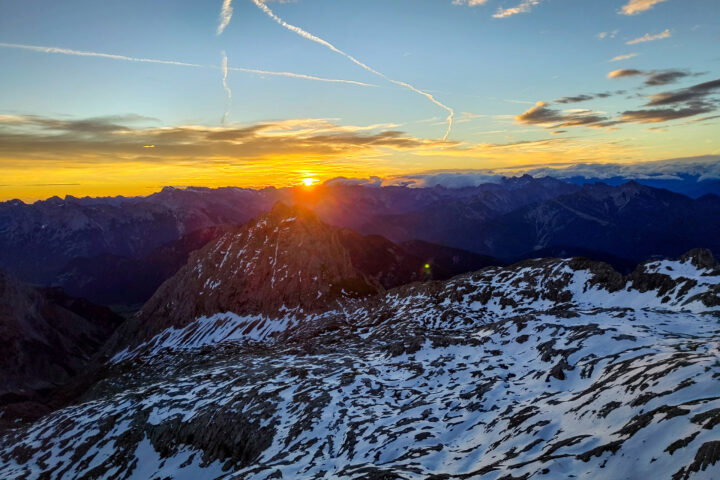 Die ersten Sonnenstrahlen erreichen den Klettersteig. Fotos: Simon Widy