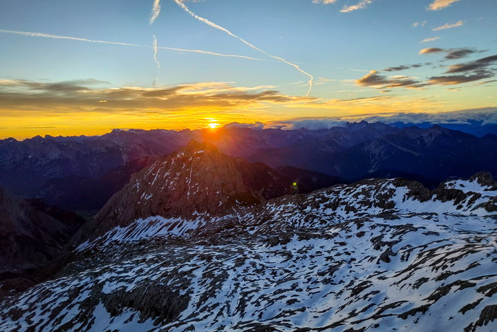 Die ersten Sonnenstrahlen erreichen den Klettersteig. Fotos: Simon Widy
