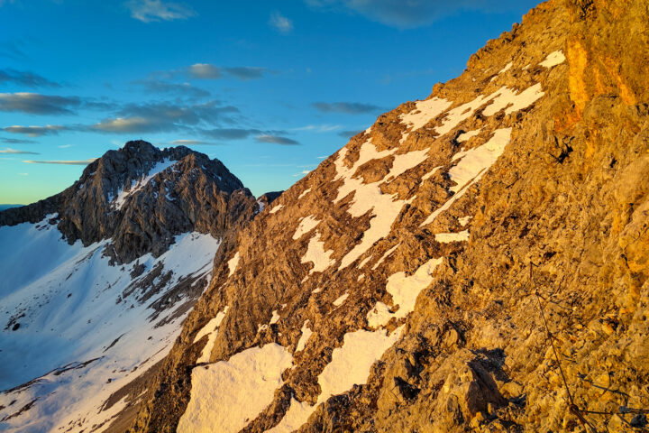 Die ersten Sonnenstrahlen erreichen den Klettersteig. Fotos: Simon Widy