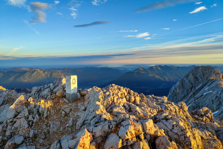 Gipfelpanorama auf die Zugspitze (rechts) und Garmisch (links). Fotos: Simon Widy