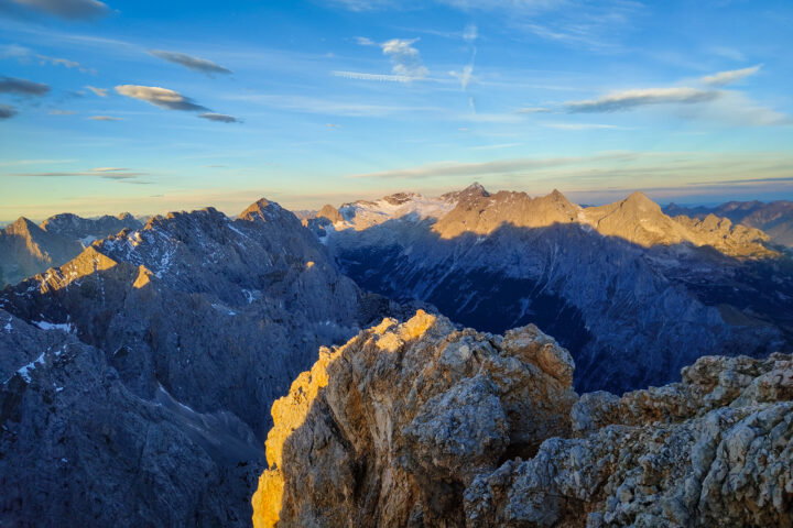Gipfelpanorama auf die Zugspitze (rechts) und Garmisch (links). Fotos: Simon Widy