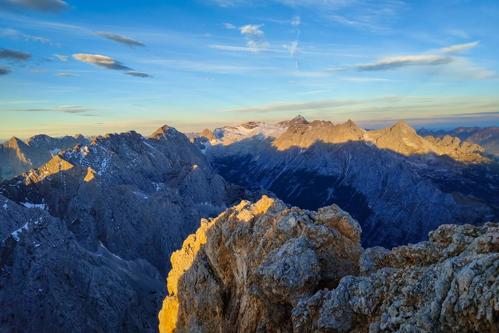 Gipfelpanorama auf die Zugspitze (rechts) und Garmisch (links). Fotos: Simon Widy