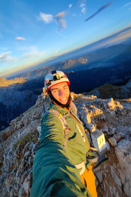 Im Aufstieg und am Gipfel. Fotos: Simon Widy