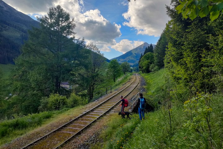 Hinab geht’s nach Vordernberg, wo es leider keine (reguläre) Bahn zum Berg mehr gibt. Foto: Manfred Hinteregger