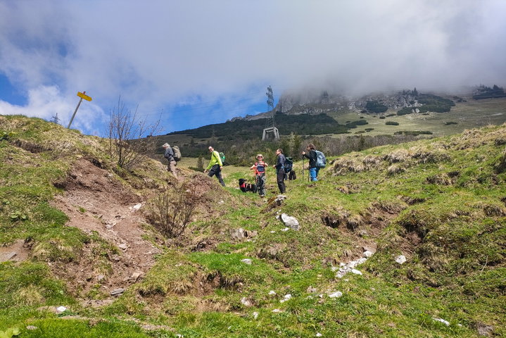 Die fröhliche Truppe am Weg zum Lamingsattel und daselbst. Fotos: Manfred Hinteregger