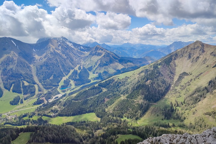 Blick Richtung Präbichl sowie Richtung Vordernberg. Unsere Gruppe auf der Leobner Mauer. Fotos: Manfred Hinteregger (links, Mitte), BzB-Mitglied Michael (rechts)
