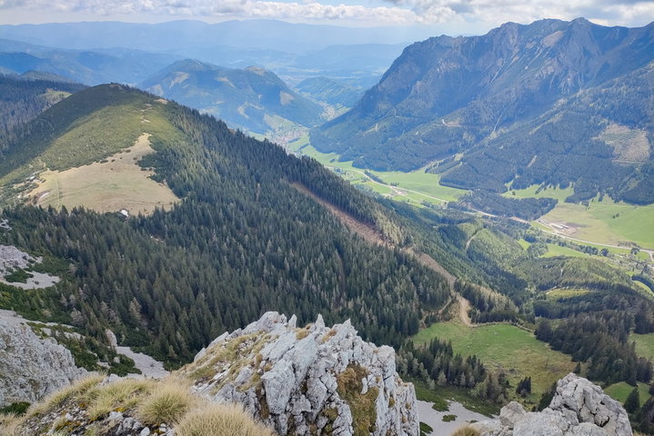 Blick Richtung Präbichl sowie Richtung Vordernberg. Unsere Gruppe auf der Leobner Mauer. Fotos: Manfred Hinteregger (links, Mitte), BzB-Mitglied Michael (rechts)