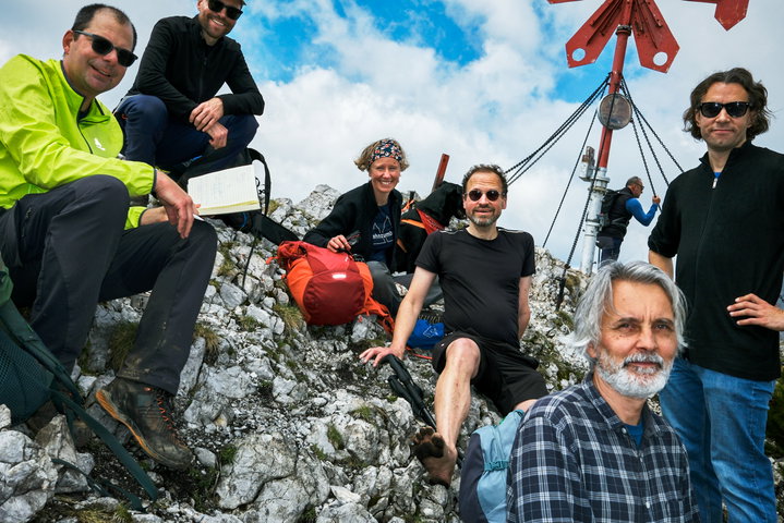Blick Richtung Präbichl sowie Richtung Vordernberg. Unsere Gruppe auf der Leobner Mauer. Fotos: Manfred Hinteregger (links, Mitte), BzB-Mitglied Michael (rechts)
