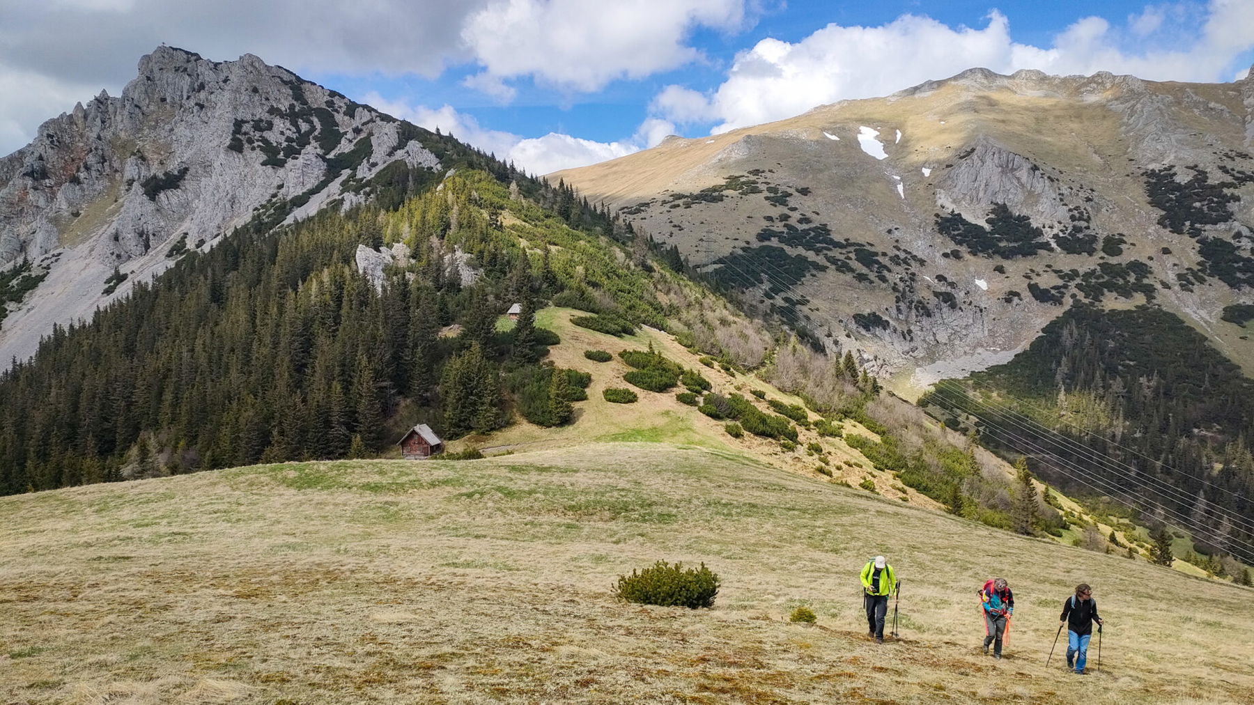 Am Weg zum Zirbenkogel mit Blick zurück zur Leobner Mauer (links). Foto: Manfred Hinteregger