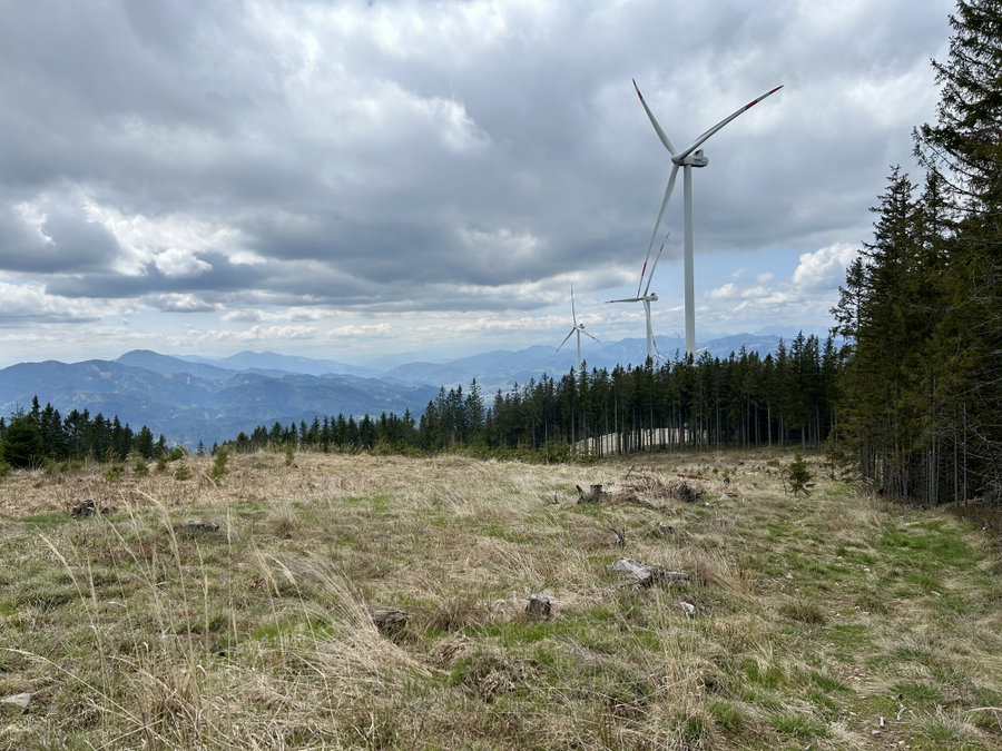 Zwischen den Windrädern. Windpark Stanglalpe. Foto Veronika Schöll