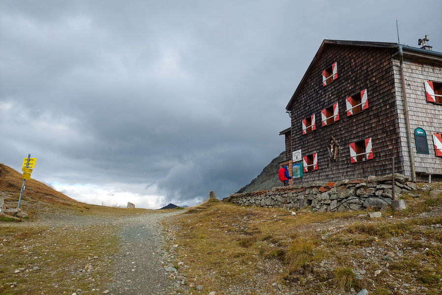 Bei der Glorerhütte angekommen – Halbzeit für den ersten Tag. Foto: Alice Frischherz
