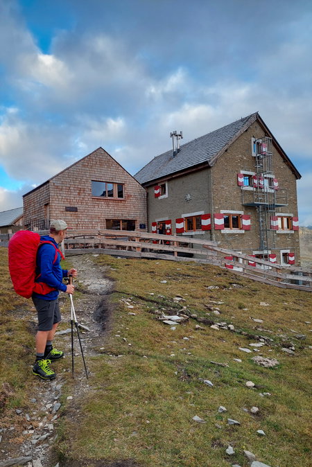 Angekommen bei der Salmhütte; Mahlzeit. Fotos: Alice Frischherz