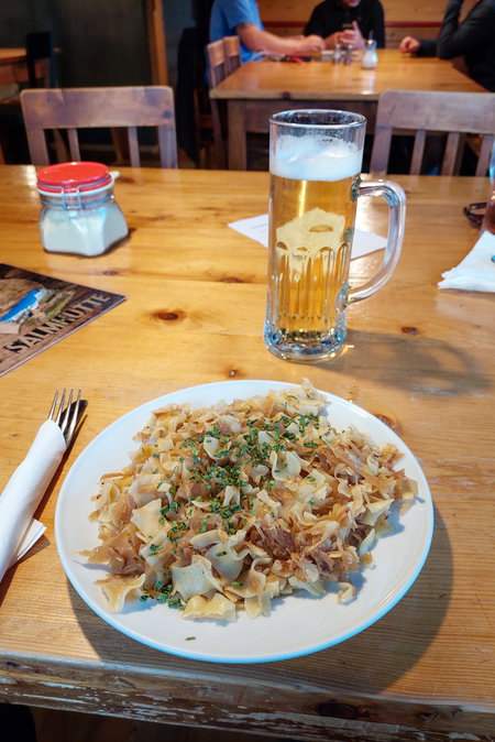 Angekommen bei der Salmhütte; Mahlzeit. Fotos: Alice Frischherz
