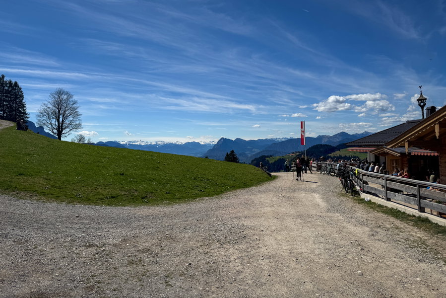 Wildbichl Alm mit Aussicht. Foto: Bernhard Walle