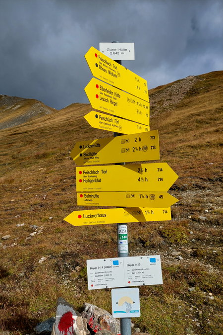 Wanderschilder bei der Glorerhütte; Im Abstieg. Foto: Alice Frischherz