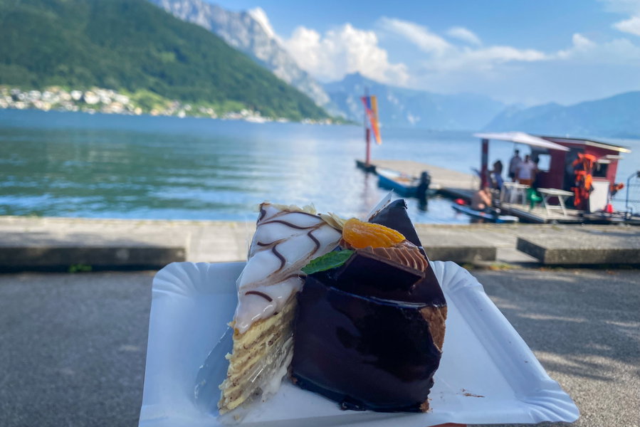 Auf der Heimreise wird die Aussicht der Gmundner Seepromenade mit Kuchen genossen. Foto: Sarah Stainer