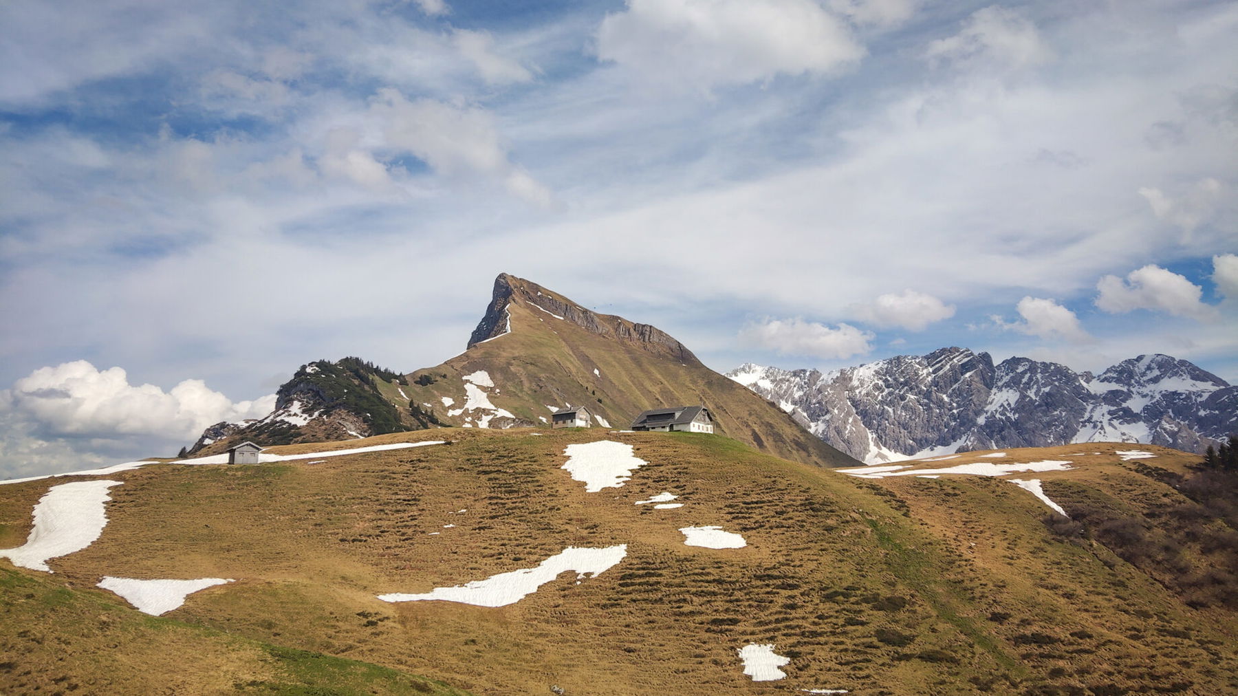 Am Schadonapass: Biberacher Hütte mit Rothorn im Hintergrund. Foto: Norman und Lisa