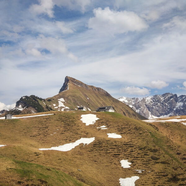 Am Schadonapass: Biberacher Hütte mit Rothorn im Hintergrund. Foto: Norman und Lisa