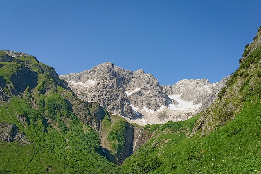 Auf dem Weg zur Hochgletscheralpe, mittig der Gebirgsstock der Braunarlspitze. Foto: Norman und Lisa