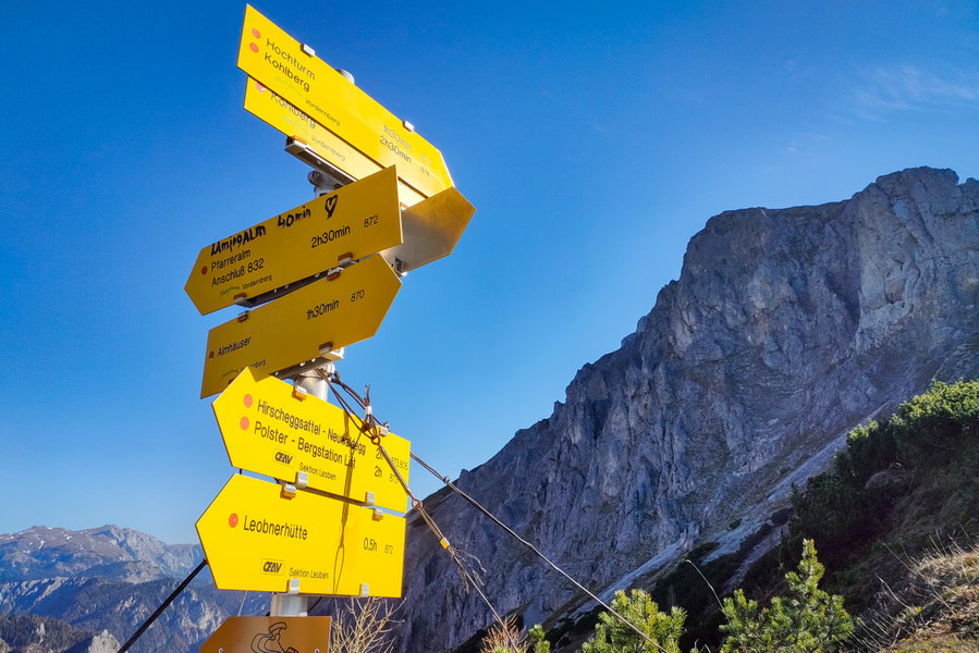 Wegweiser sowie Trenchtling- und Hochschwab-Blick am Lamingsattel. Foto: Manfred Hinteregger